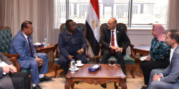 وزير العمل يلتقي رئيس اتحاد عمال كينيا