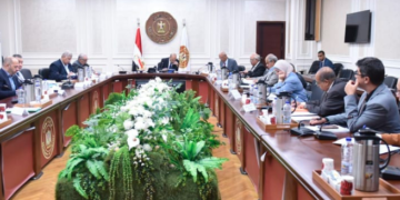 وزير العمل خلال الاجتماع