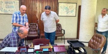 وزير الكهرباء خلال الزيارة