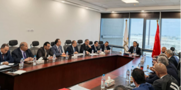 وزير التموين خلال الاجتماع