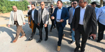 وزير الإسكان خلال الجولة