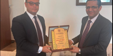 وزير الإسكان يستقبل نقيب الصحفيين