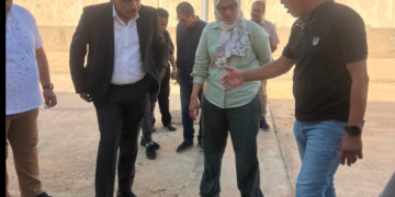 مسئولو الإسكان خلال الجولة