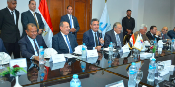 وزير التموين خلال الاجتماع