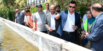 وزير الإسكان خلال الجولة