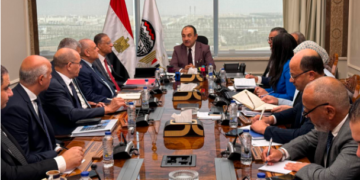 وزير قطاع الأعمال خلال الاجتماع