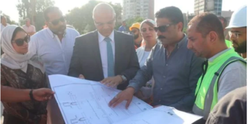 محافظ القليوبية مع فريق العمل بشركة المقاولون العرب