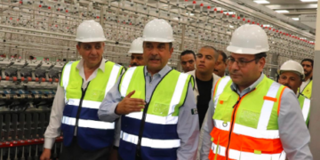 وزير قطاع الأعمال خلال الجولة