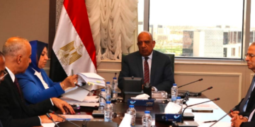 وزير الكهرباء خلال الاجتماع