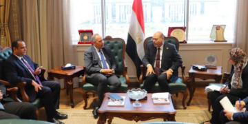 وزير العمل خلال اللقاء