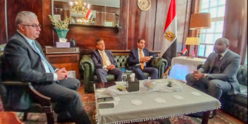 رئيس اقتصادية قناة السويس خلال اللقاء