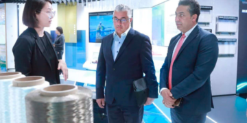 رئيس اقتصادية قناة السويس خلال الزيارة