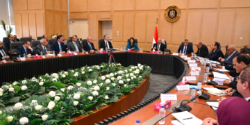 وزير الصناعة خلال الاجتماع