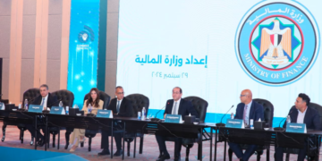 وزير المالية خلال الاجتماع