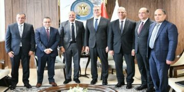 وزير البترول خلال اللقاء