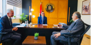 وزير الاستثمار خلال اللقاء
