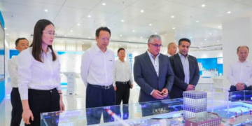 رئيس اقتصادية قناة السويس خلال الجولة