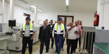 وزير قطاع الأعمال خلال الجولة