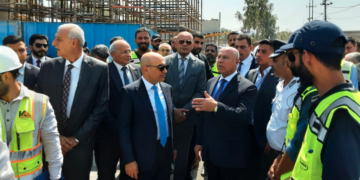 كامل الوزير وزير النقل خلال الجولة