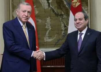 الرئيس السيسي يصافح أردوغان رئيس تركيا