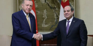 الرئيس السيسي يصافح أردوغان رئيس تركيا