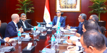 وزير الاستثمار يلتقي وفد مجموعة ماجد الفطيم