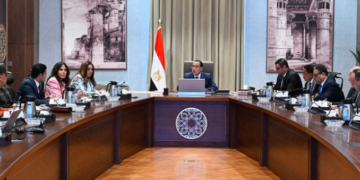 رئيس الوزراء خلال الاجتماع