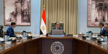 رئيس الوزراء خلال الاجتماع