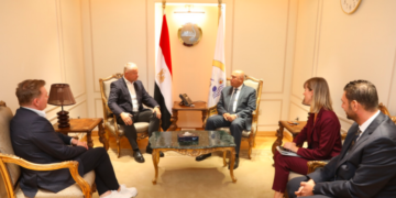 وزير الصناعة خلال اللقاء