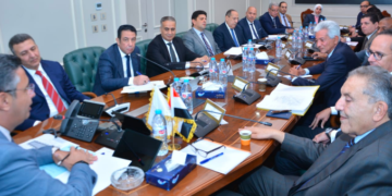وزير التموين خلال الاجتماع