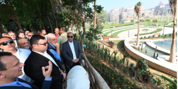 وزير الإسكان خلال الجولة