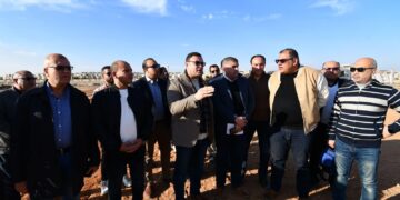 وزير الإسكان يتفقد مشاريع تطوير الطرق والمرافق بمدينة الشروق في جولة مفاجئة