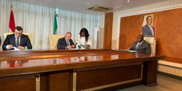 جانب من التوقيع