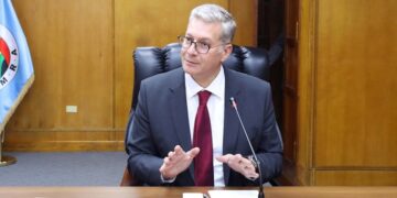 المهندس كريم بدوى خلال اجتماع موسع مع القيادات التنفيذية بالهيئة المصرية العامة للثروة المعدنية  1