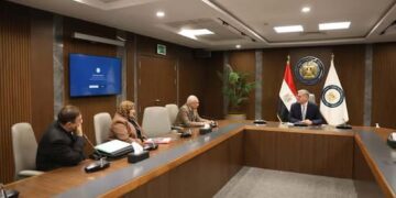 وزير البترول في اجتماعه مع أعضاء مجلس الشيوخ والنواب