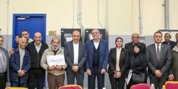وزير قطاع الأعمال العام أثناء ززيارته لشركة مصر للغزل والنسيج بالمحلة الكبرى