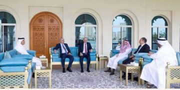 وزراء الخارجية أثناء اجتماعهم مع أمين سر اللجنة التنفيذية لمنظمة التحرير الفلسطينية