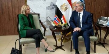 وزير البترول أثناء اجماعه مع سفيرة النرويج