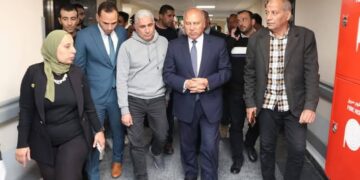 وزير النقل أثناء زيارة لمصابين حادث قطار الإسماعيلية