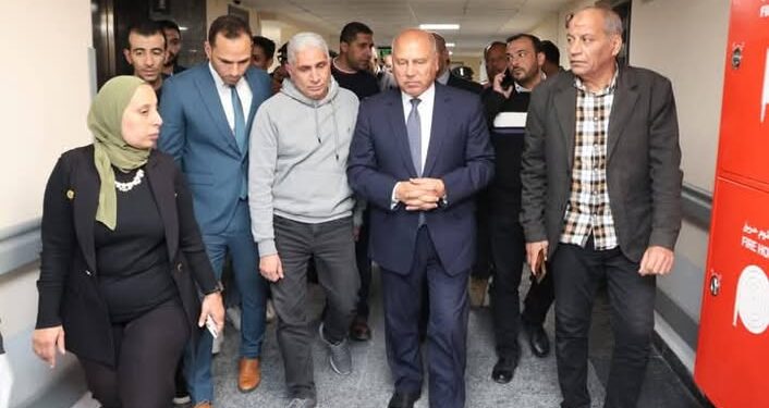 وزير النقل أثناء زيارة لمصابين حادث قطار الإسماعيلية