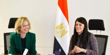 وزيرة التخطيط أثناء اجتماعها مع سفيرة النرويج