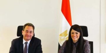 الدكتورة رانيا المشاط، أثناء اجتماعها مع سفير فرنسا بالقاهرة