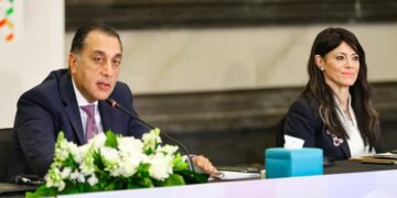 وزيرة التخطيط في اجتماع مع رئيس مجلس الوزراء