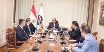 وزير قطاع الأعمال أثناء اجتماعه مع رئيس شركة kcg