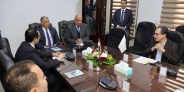 وزير الكهرباء أثناء اجتماعه بالعاملين بشركة شرق الدلتا لإنتاج الكهرباء