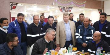 وزير البترول يشارك العاملين الافطار