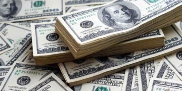 سجل سعر الدولار الأمريكي اليوم الجمعة 30 مايو 2025، استقرارًا ملحوظًا أمام الجنيه المصري، وفقًا لآخر تحديثات أسعار الصرف المعلنة من جانب البنوك المصرية. وبحسب بيانات البنك المركزي المصري، بلغ سعر الدولار 49.67 جنيه للشراء و49.81 جنيه للبيع. كما استقر سعر الدولار في البنك الأهلي المصري وبنك مصر عند مستوى 49.71 جنيه للشراء و49.81 جنيه للبيع. وفي باقي البنوك، جاءت أسعار الدولار كالتالي: بنك الإسكندرية: 49.71 جنيه للشراء، 49.81 جنيه للبيع. البنك التجاري الدولي CIB: 49.71 جنيه للشراء، 49.81 جنيه للبيع. بنك القاهرة: 49.71 جنيه للشراء، 49.81 جنيه للبيع. ويواصل الدولار الأمريكي استقراره أمام الجنيه المصري في البنوك المحلية، وسط ترقب المتعاملين لقرارات البنك المركزي بشأن السياسة النقدية، وحركة الأسواق العالمية وتأثيرها على سوق الصرف في مصر.