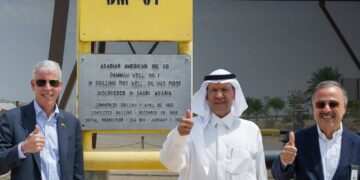 وزير الطاقة السعودي ونظيره الأمريكي يزوران أول بئر بترولي في المملكة
