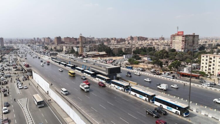النقل تبدأ تجارب تدريب سائقي أتوبيسات مشروع الأتوبيس الترددي بمسار المرحلة الأولى تمهيدًا لتشغيلها خلال الفترة القادمة