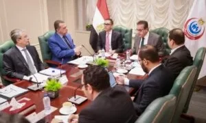 وزيرا الصحة والاستثمار يناقشان السياسات التي تساهم في تخفيف الأعباء المالية وتشجيع الاستثمار